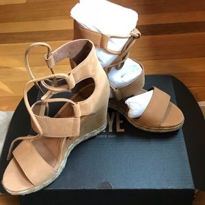 Frye Roberta Ghillie color is Sand